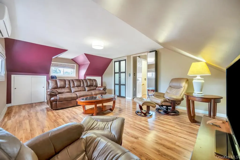 46 Hardy Lane Westbury NY 11590