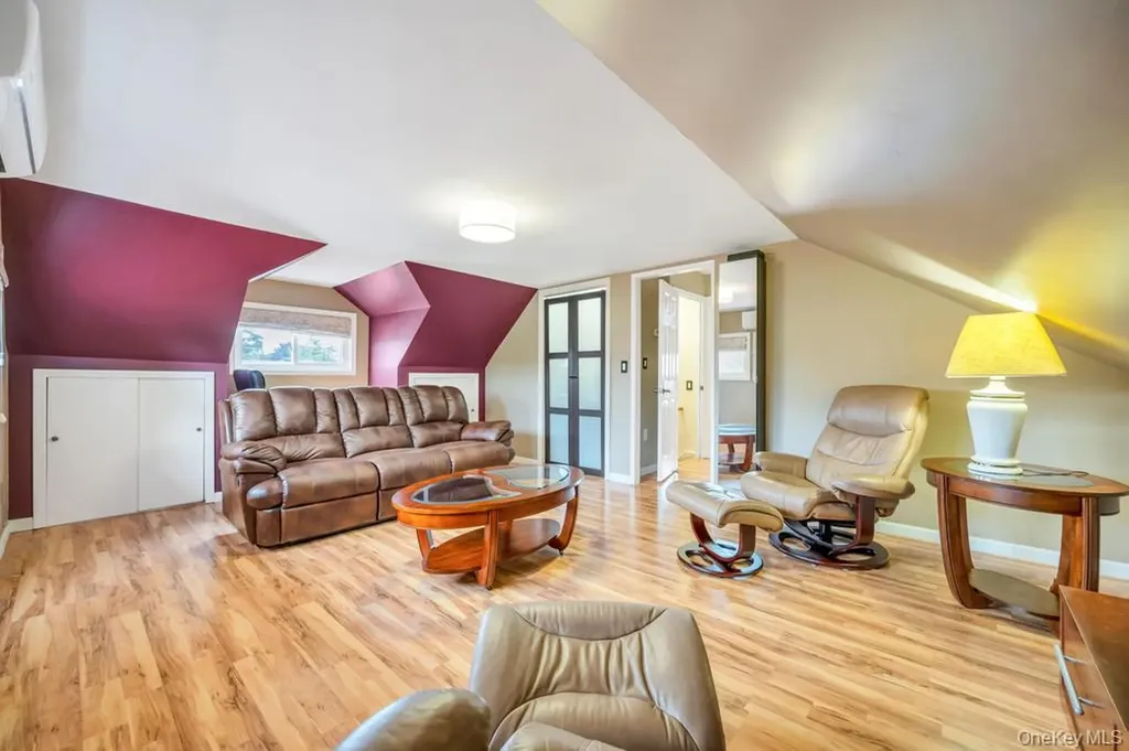 46 Hardy Lane Westbury NY 11590