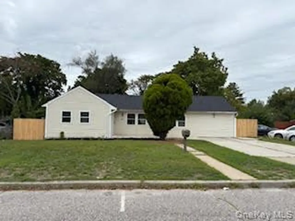 37 E Maple Street Central Islip NY 11722