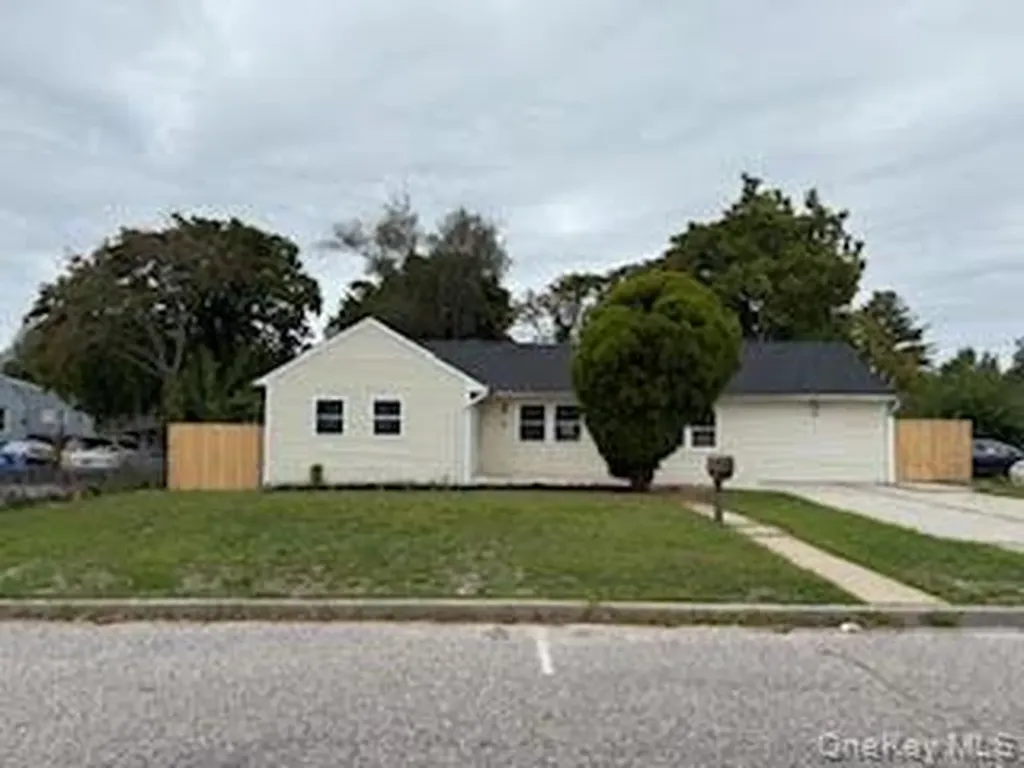 37 E Maple Street Central Islip NY 11722