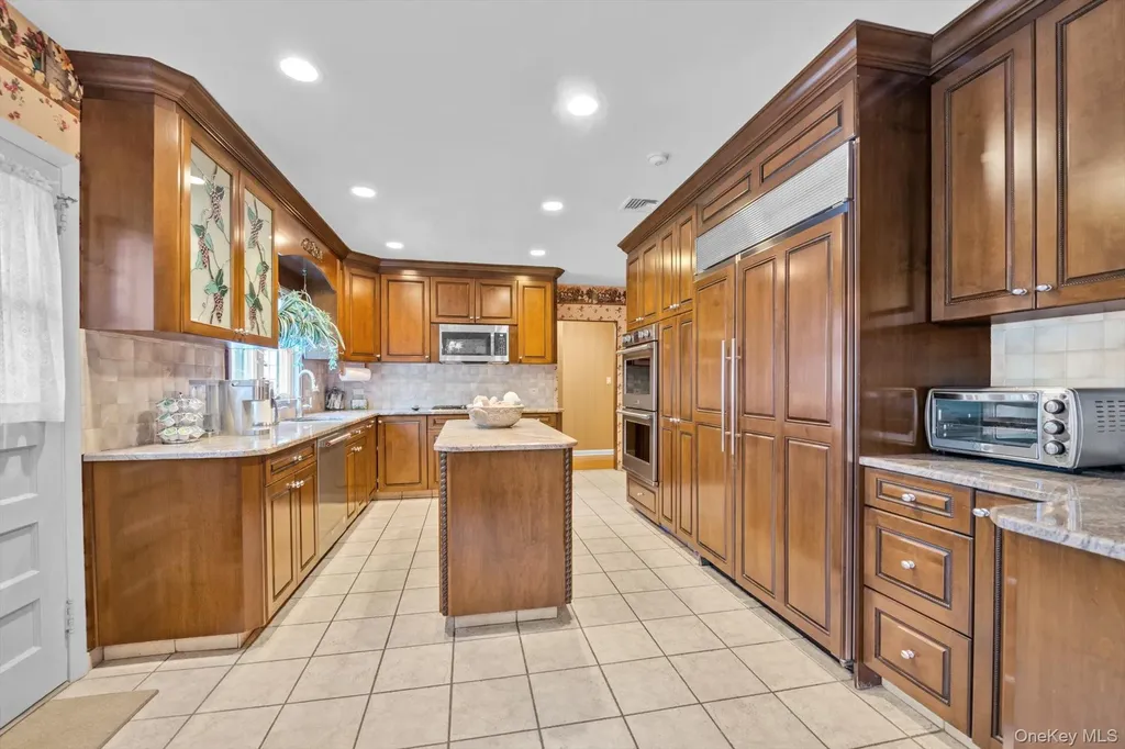 36 Somerset Drive S Great Neck NY 11020