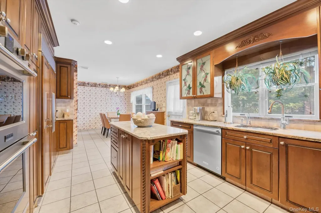 36 Somerset Drive S Great Neck NY 11020