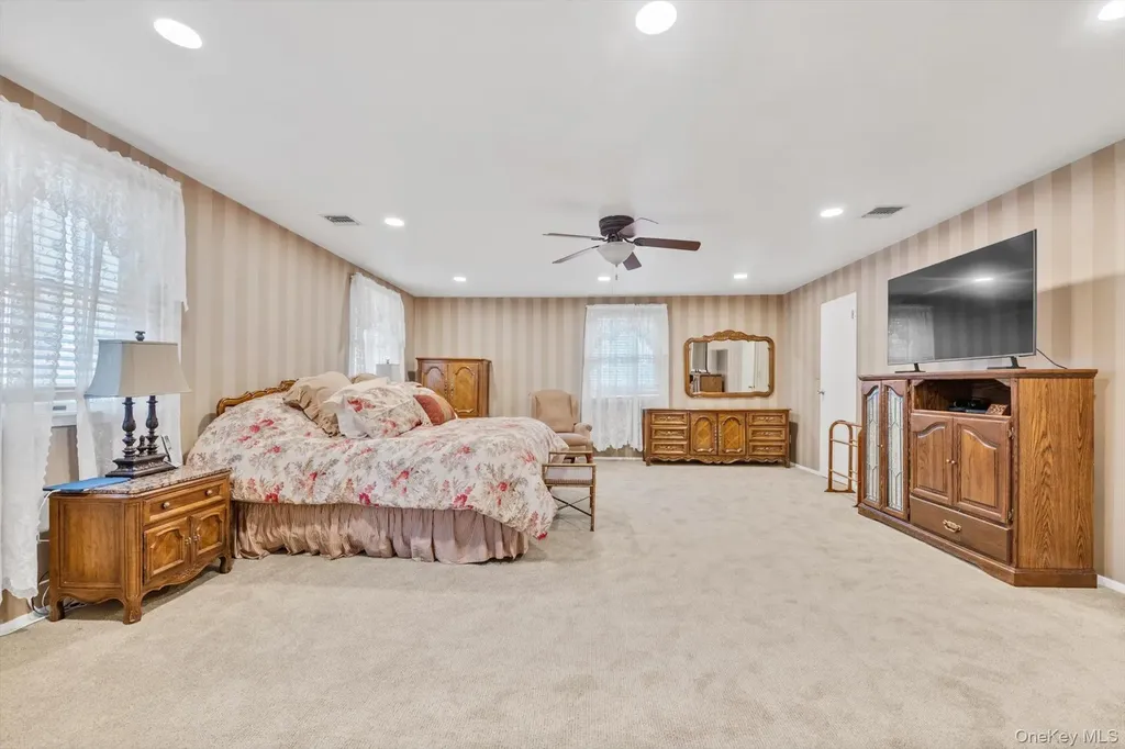 36 Somerset Drive S Great Neck NY 11020
