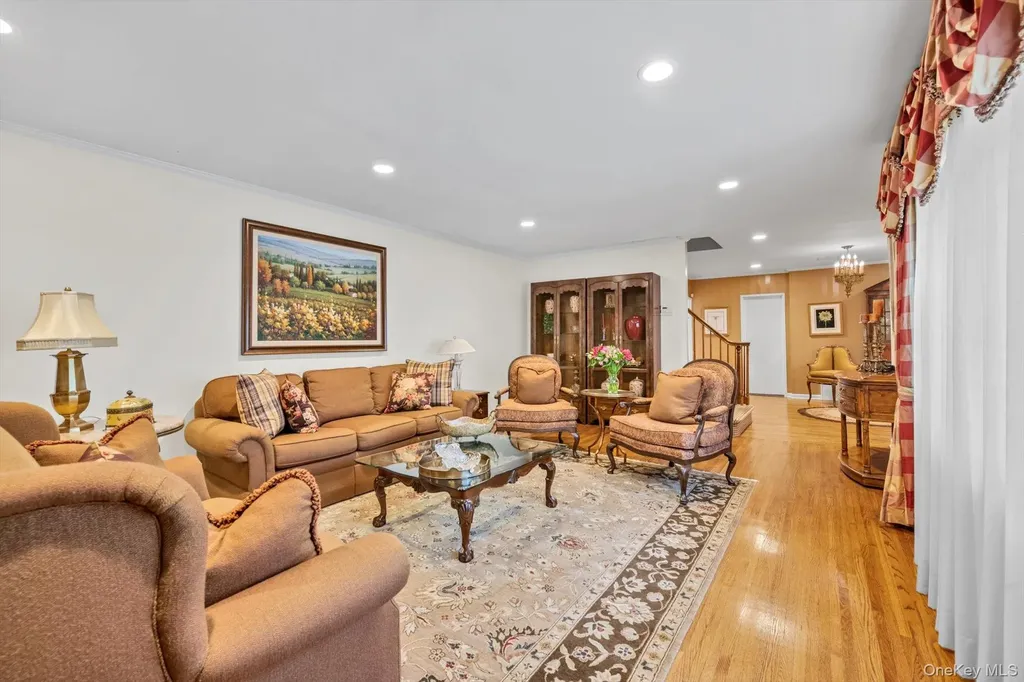 36 Somerset Drive S Great Neck NY 11020