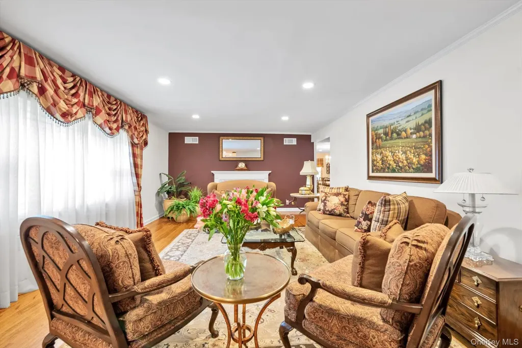 36 Somerset Drive S Great Neck NY 11020