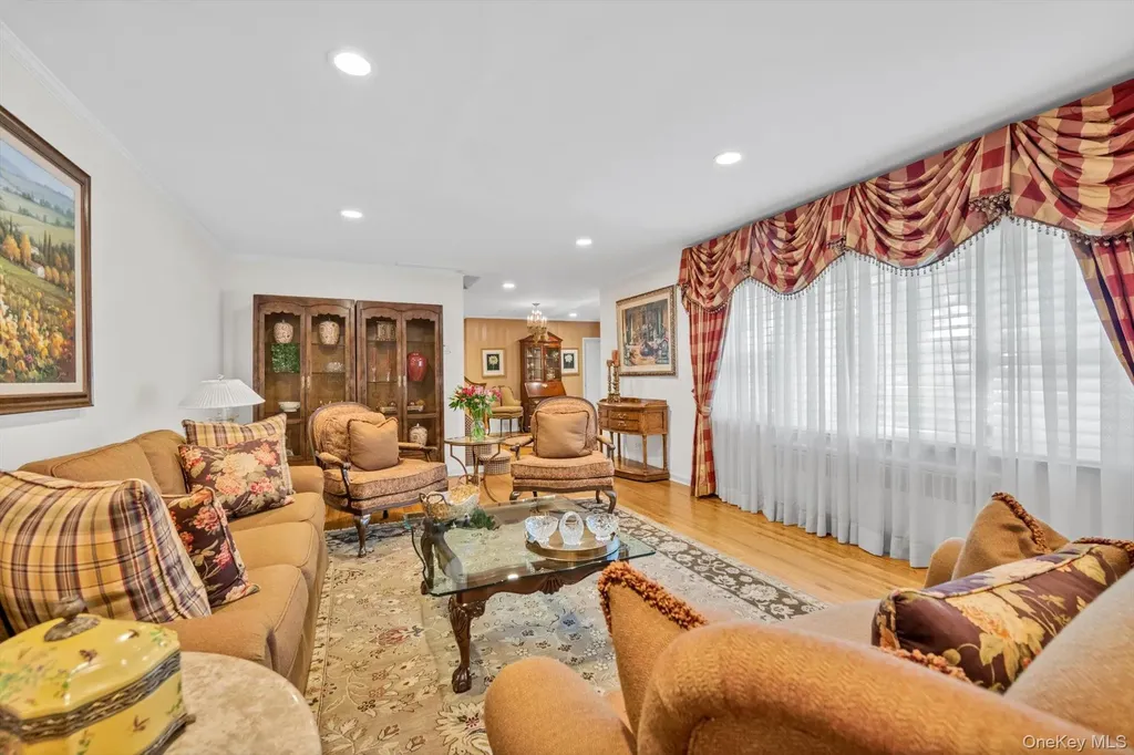 36 Somerset Drive S Great Neck NY 11020