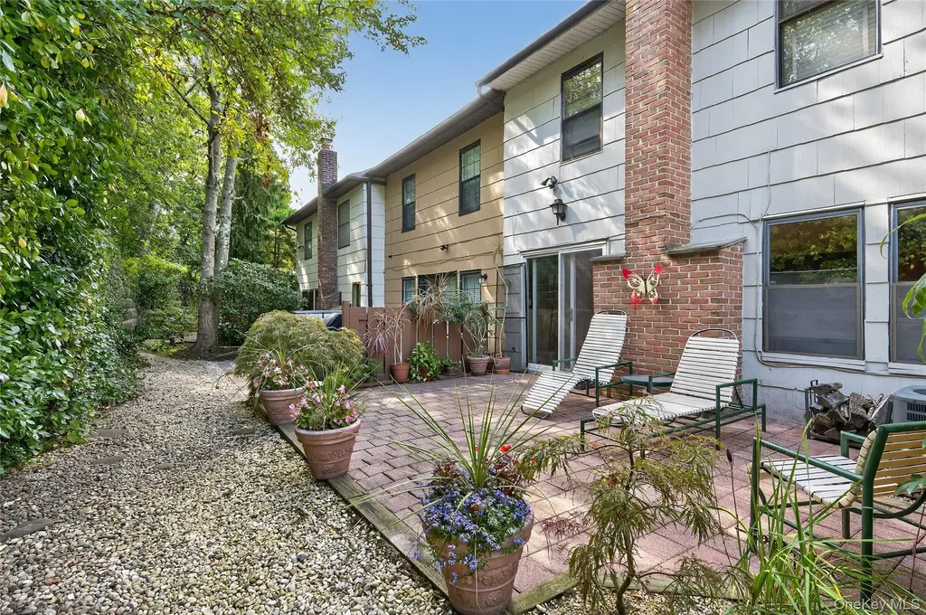 12 Hampton Way Woodbury NY 11797