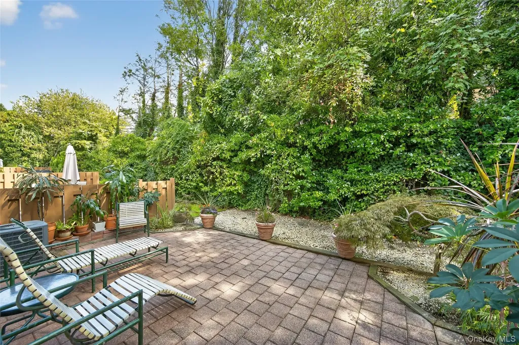 12 Hampton Way Woodbury NY 11797