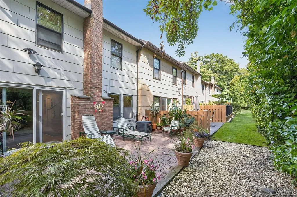 12 Hampton Way Woodbury NY 11797