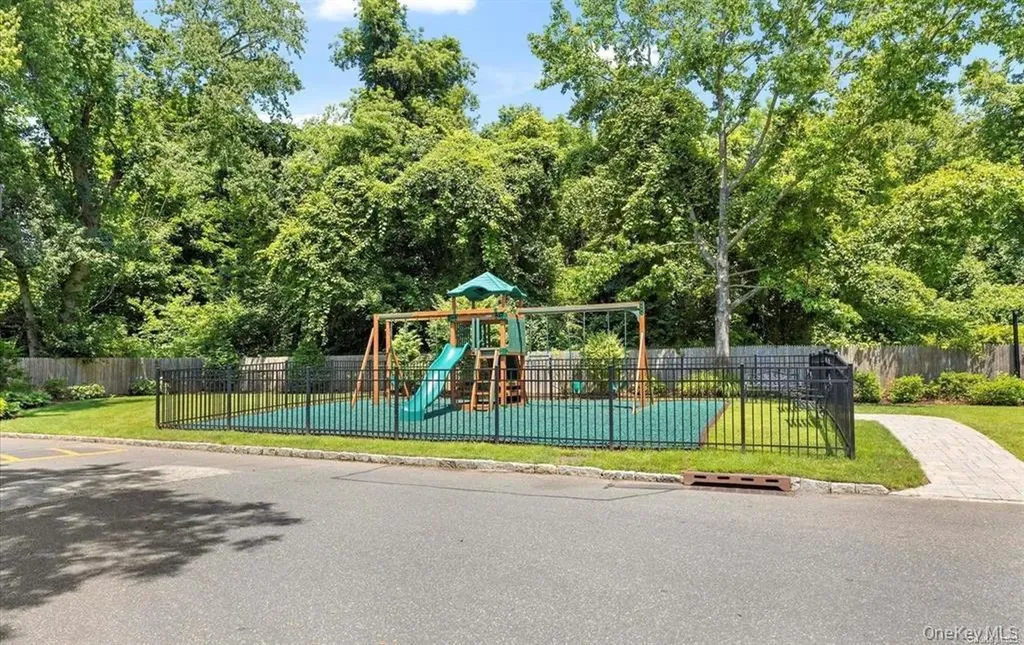 12 Hampton Way Woodbury NY 11797