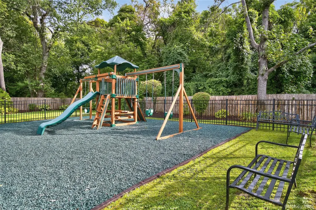 12 Hampton Way Woodbury NY 11797