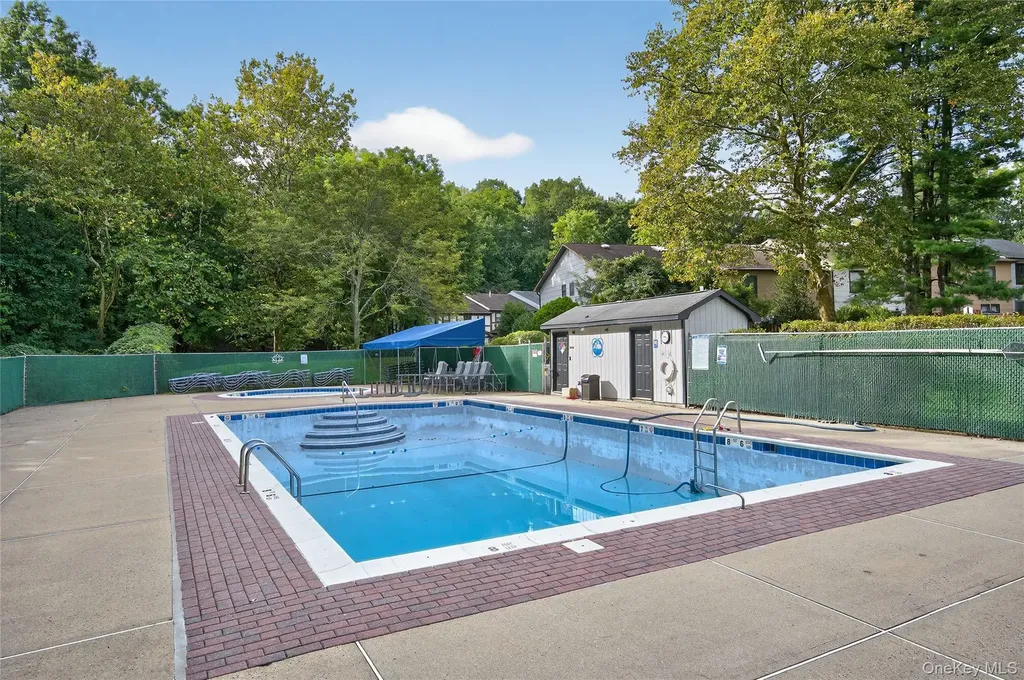 12 Hampton Way Woodbury NY 11797