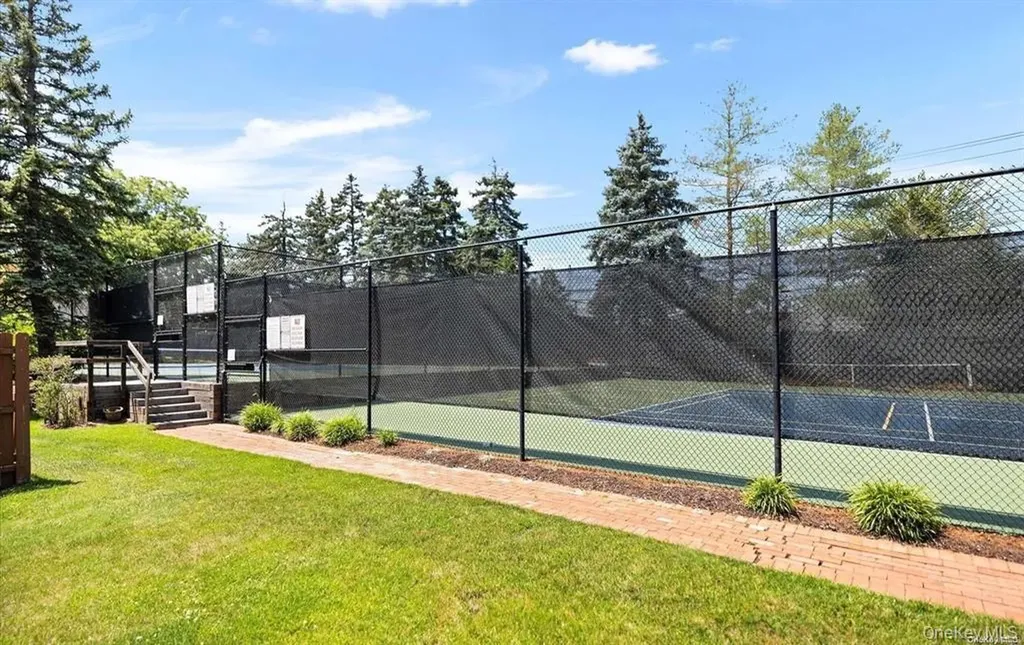 12 Hampton Way Woodbury NY 11797