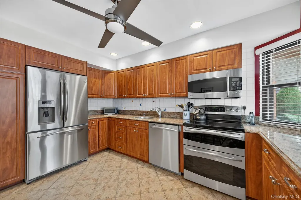 12 Hampton Way Woodbury NY 11797