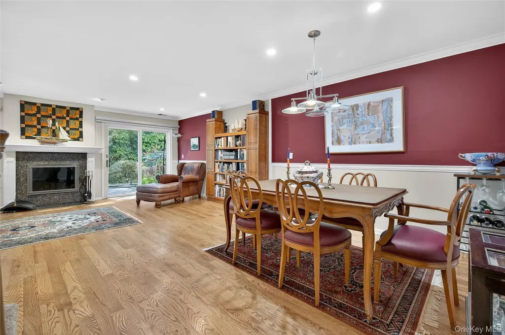 12 Hampton Way Woodbury NY 11797