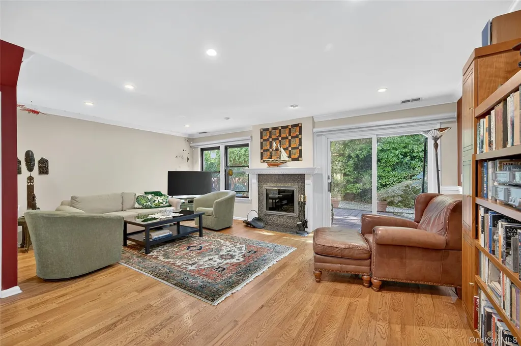 12 Hampton Way Woodbury NY 11797