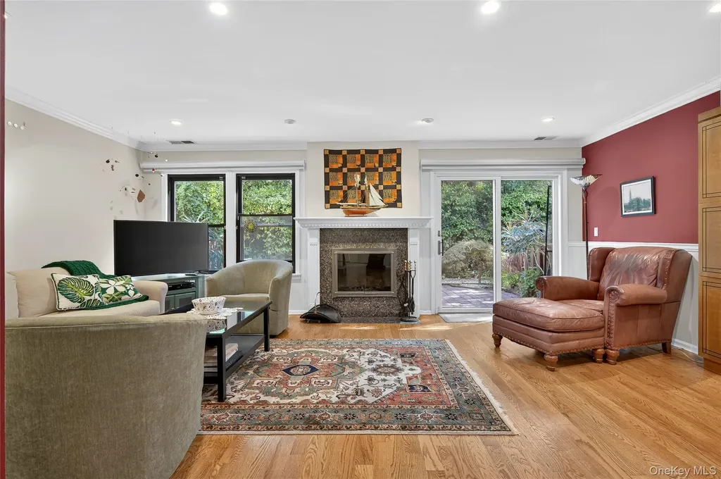 12 Hampton Way Woodbury NY 11797