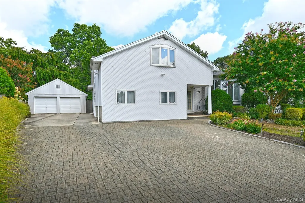 105 Roxton Road Plainview NY 11803