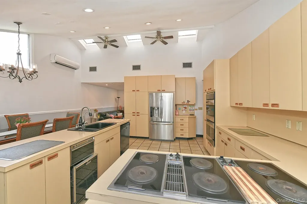 105 Roxton Road Plainview NY 11803