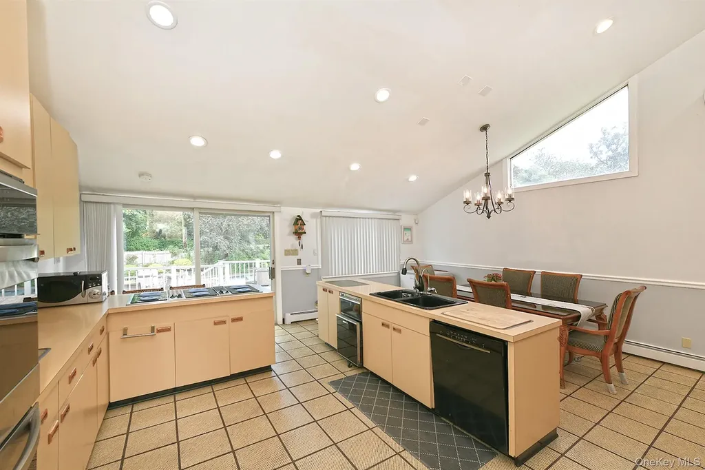 105 Roxton Road Plainview NY 11803