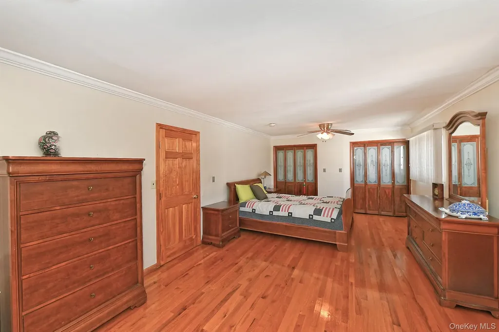 105 Roxton Road Plainview NY 11803