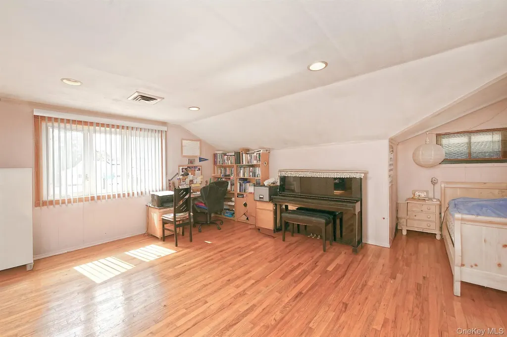 105 Roxton Road Plainview NY 11803