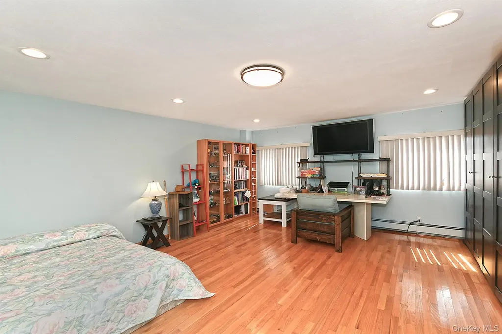 105 Roxton Road Plainview NY 11803