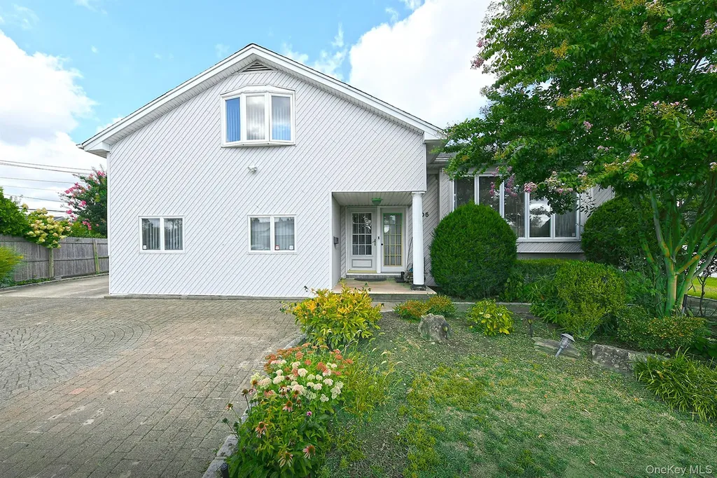 105 Roxton Road Plainview NY 11803