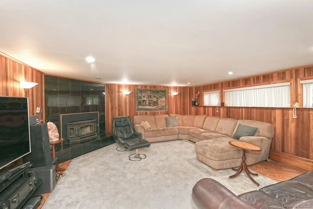 105 Roxton Road Plainview NY 11803