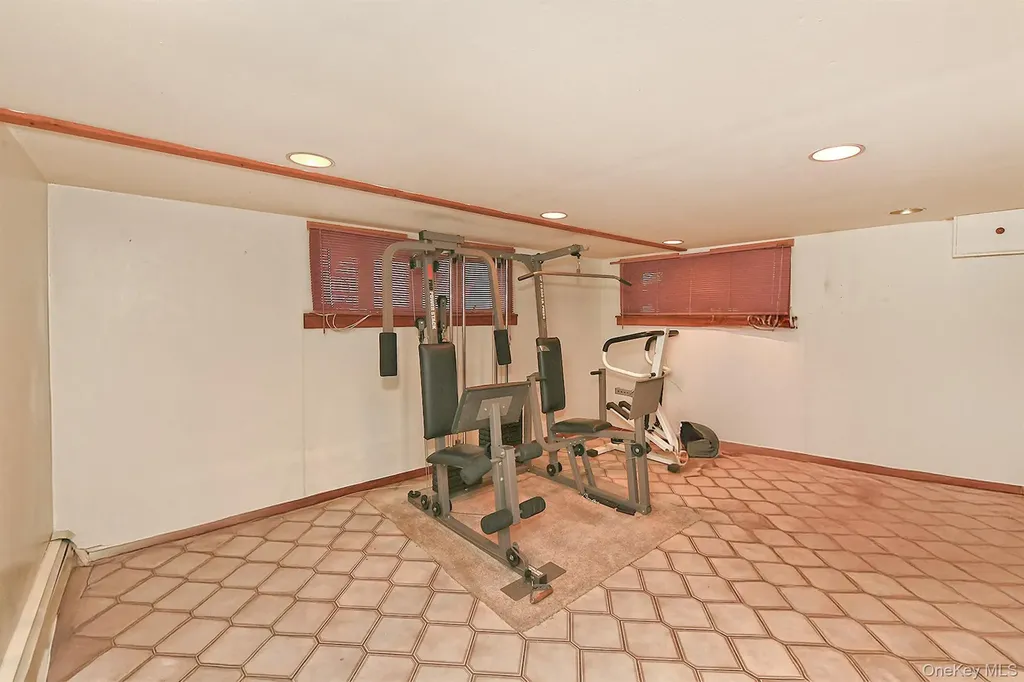 105 Roxton Road Plainview NY 11803