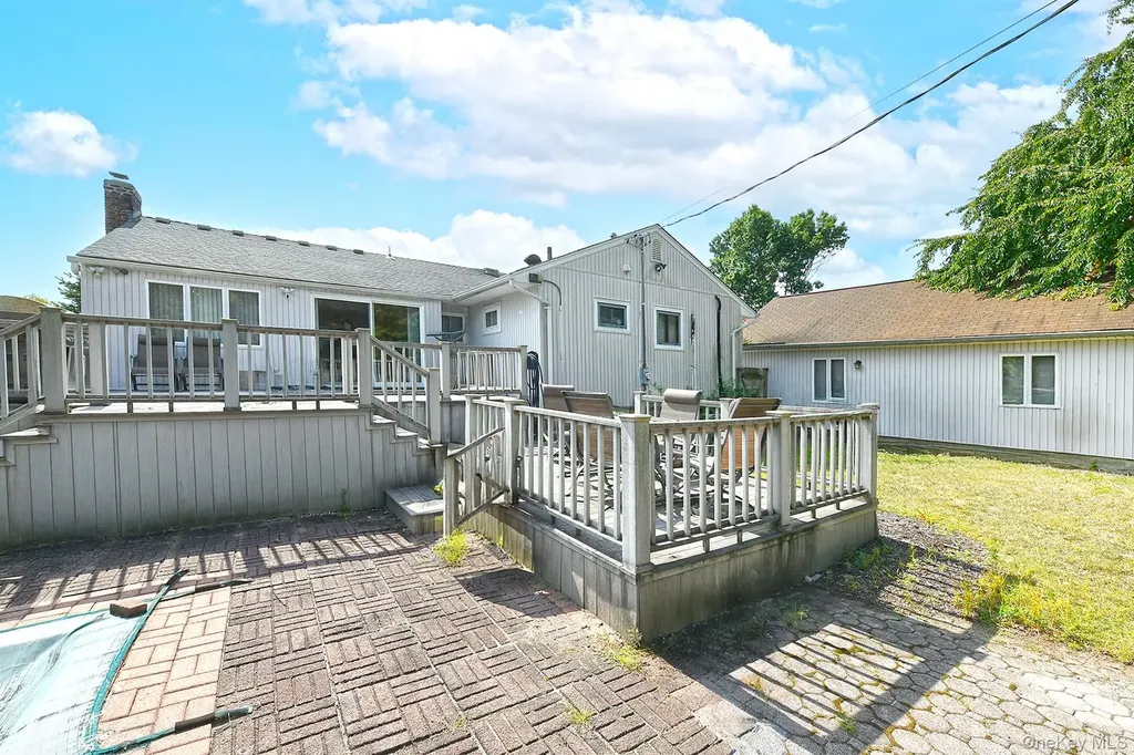 105 Roxton Road Plainview NY 11803