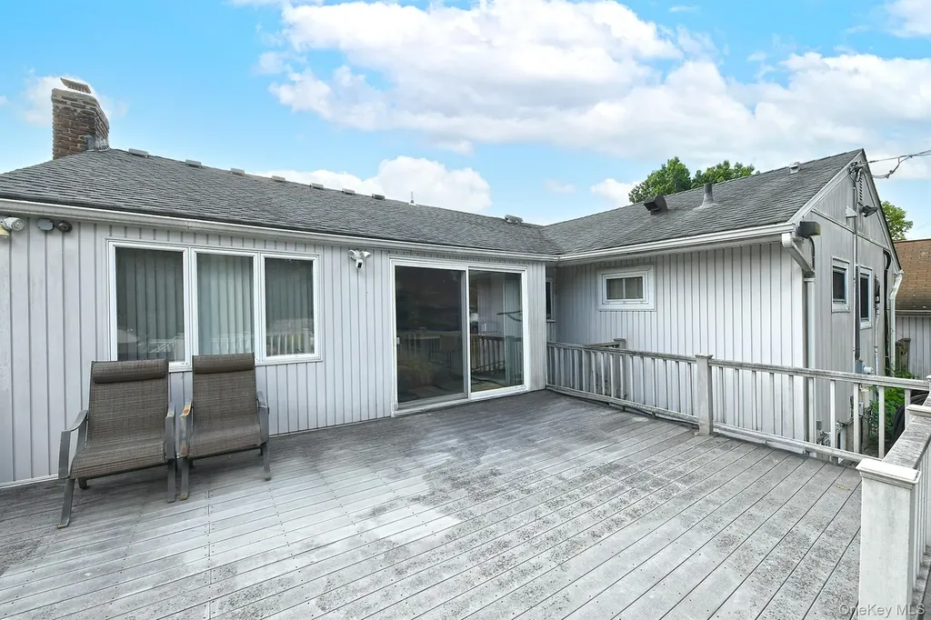 105 Roxton Road Plainview NY 11803