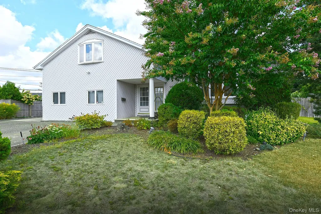 105 Roxton Road Plainview NY 11803