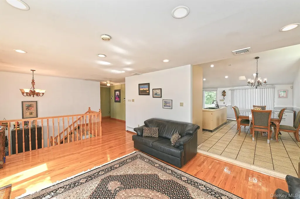 105 Roxton Road Plainview NY 11803
