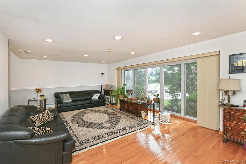 105 Roxton Road Plainview NY 11803