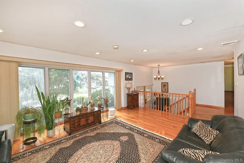 105 Roxton Road Plainview NY 11803