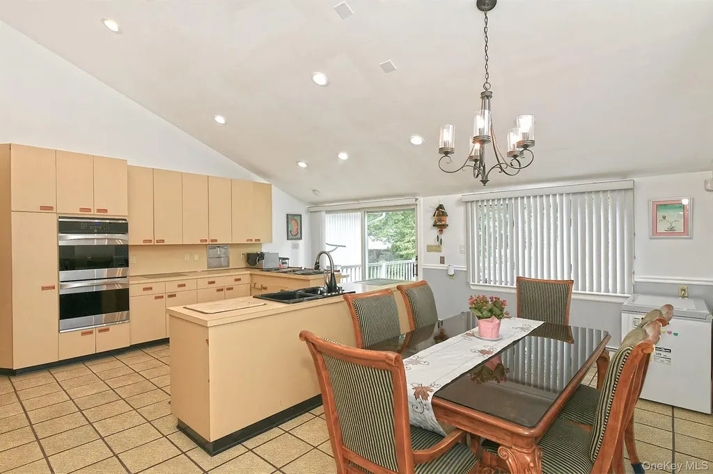 105 Roxton Road Plainview NY 11803
