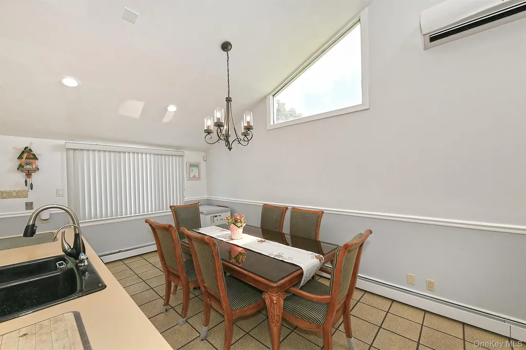105 Roxton Road Plainview NY 11803