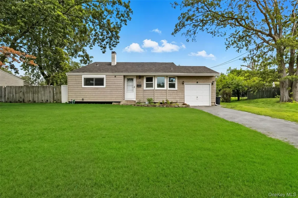 2905 Beechnut Avenue Medford NY 11763