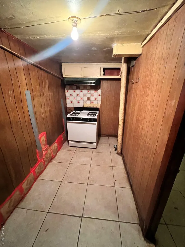 1047 E 217th Street Bronx NY 10469