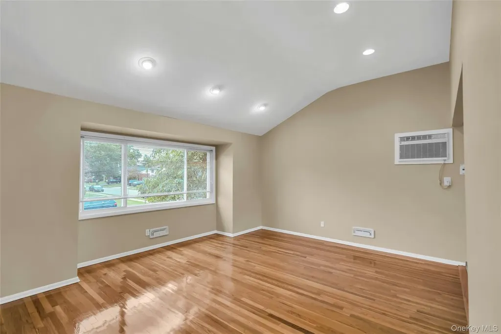 34 Julliard Drive Plainview NY 11803