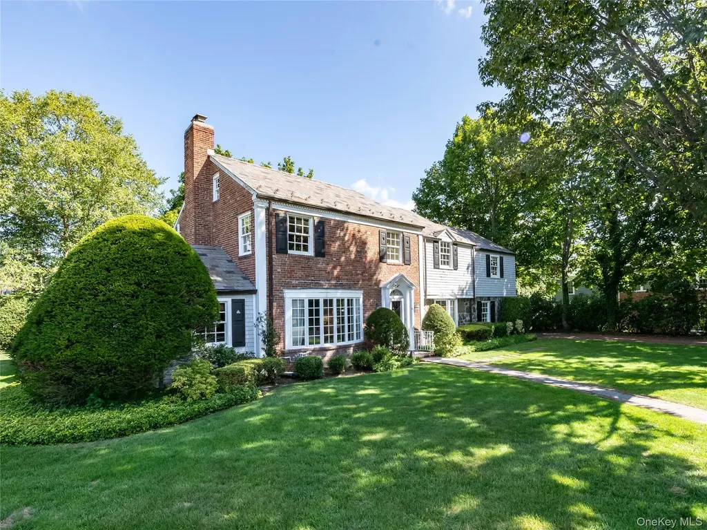 189 Trumbull Road Manhasset NY 11030
