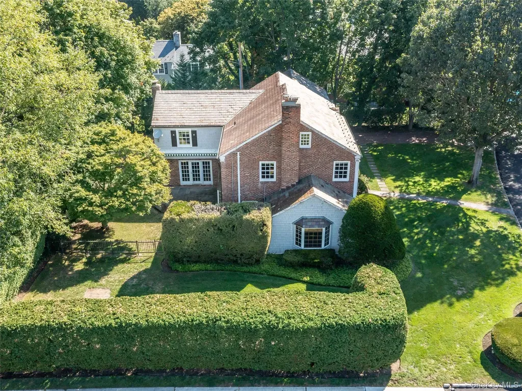 189 Trumbull Road Manhasset NY 11030