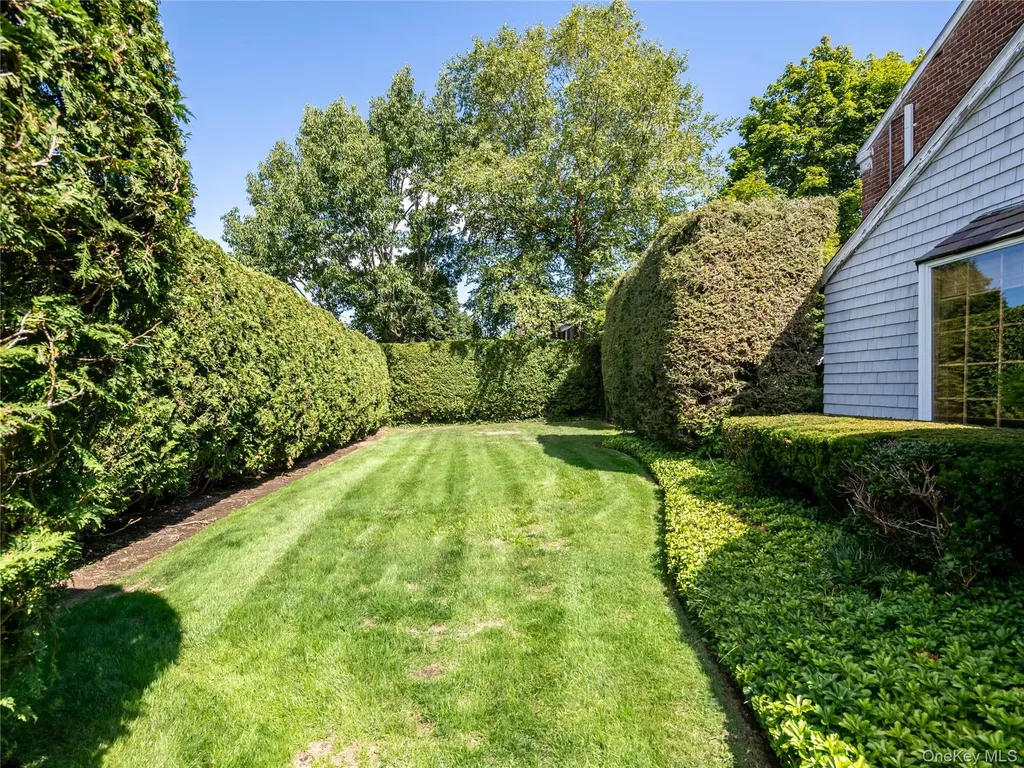 189 Trumbull Road Manhasset NY 11030