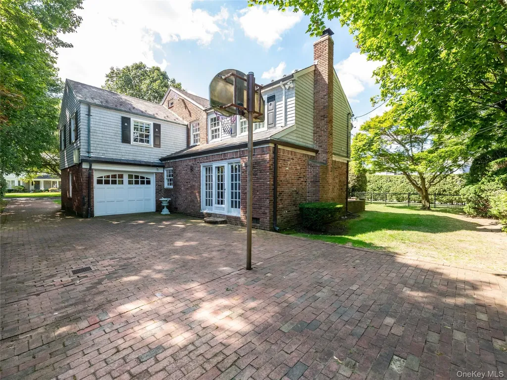 189 Trumbull Road Manhasset NY 11030