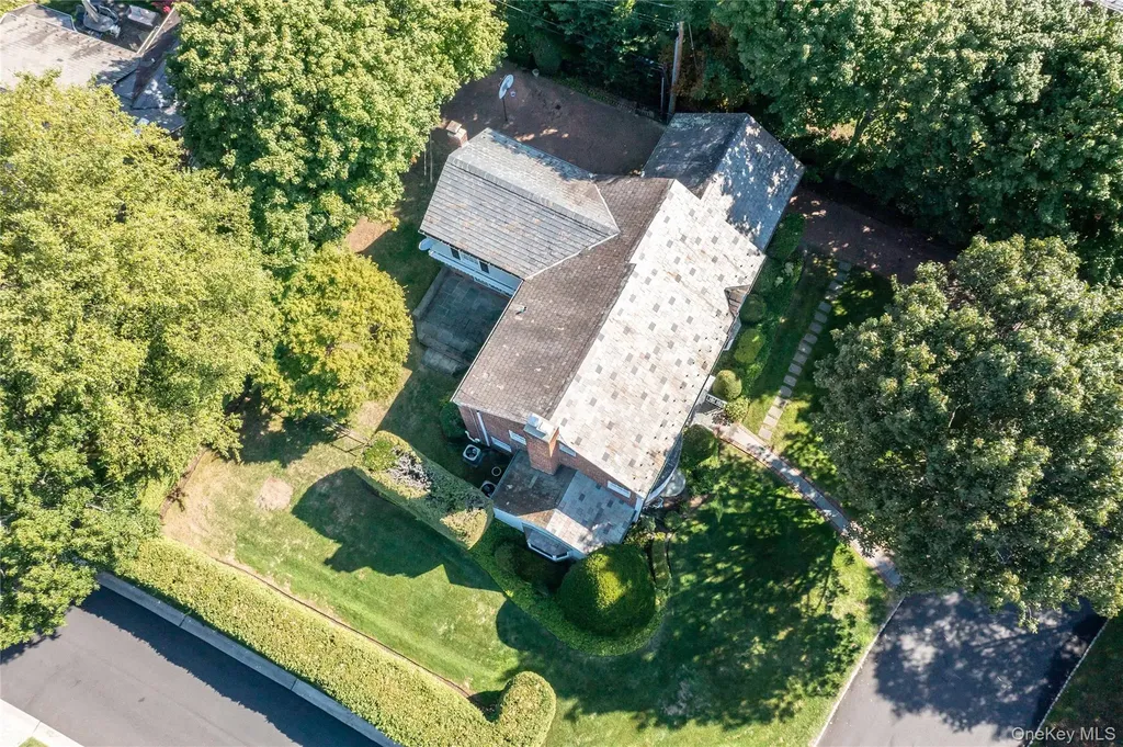 189 Trumbull Road Manhasset NY 11030