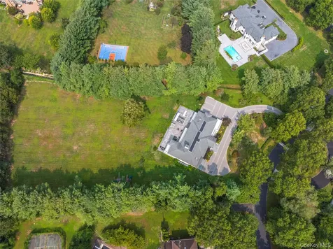 5 Farmwoods Lane Upper Brookville NY 11545