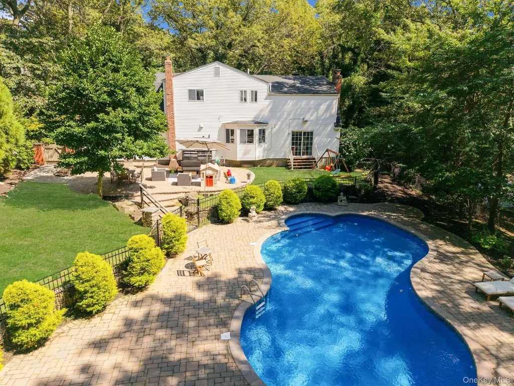 8 Leroy Court Commack NY 11725
