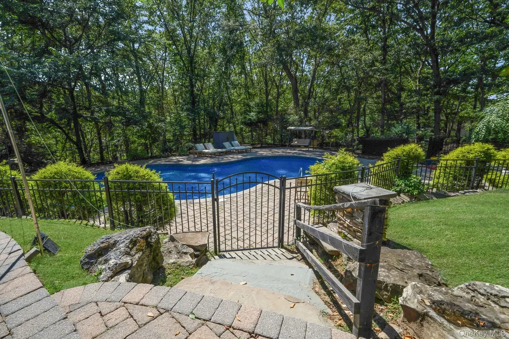 8 Leroy Court Commack NY 11725