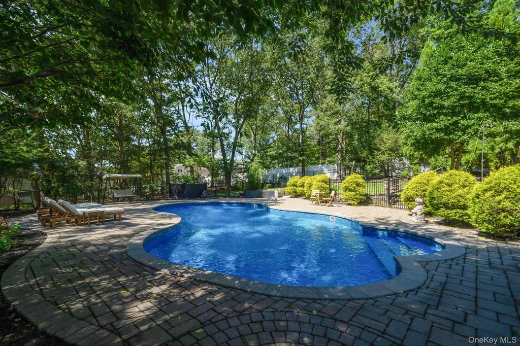 8 Leroy Court Commack NY 11725